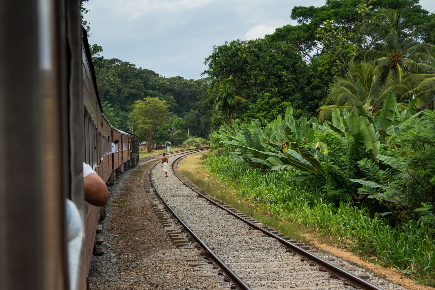 voie ferrée et train au Sri Lanka
