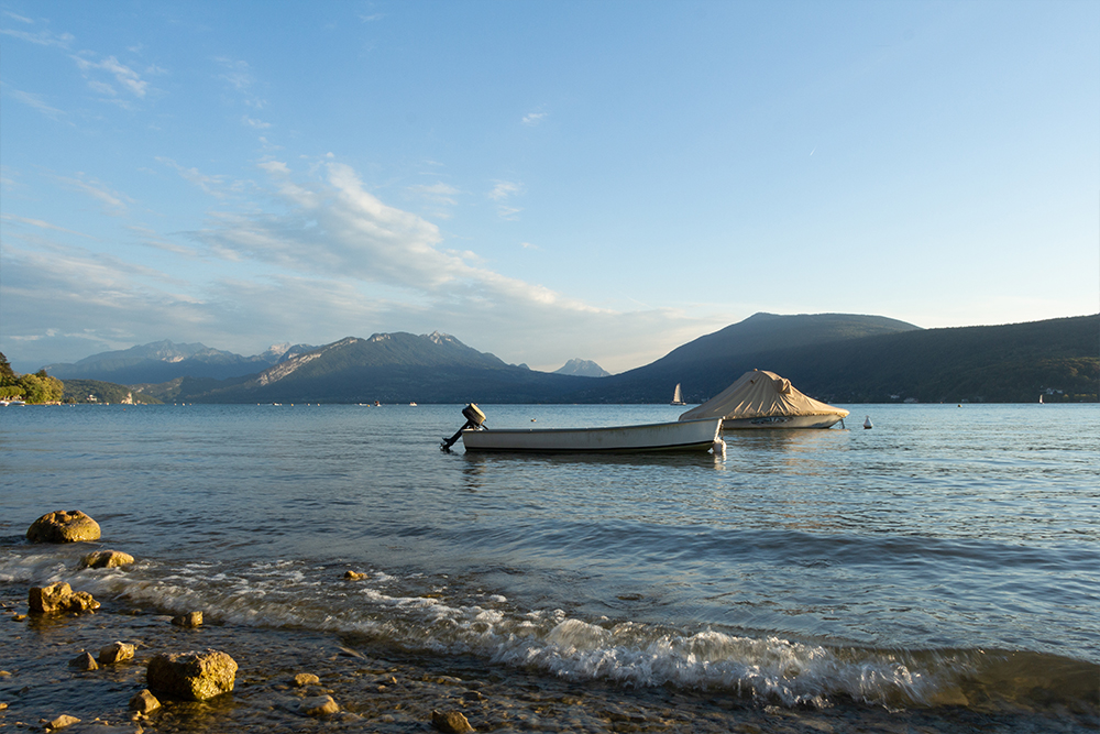 bateau sur le lac d'Annecy au coucher de soleil